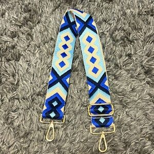 Adjustable bag strap attachment